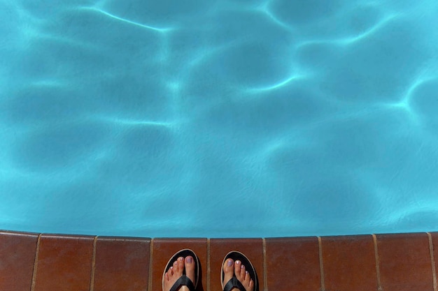 Foto seção baixa de uma pessoa de pé na piscina