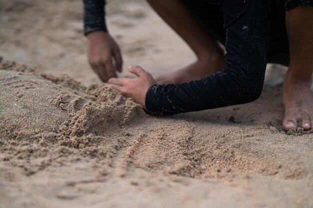 Foto seção baixa de uma pessoa na areia na praia