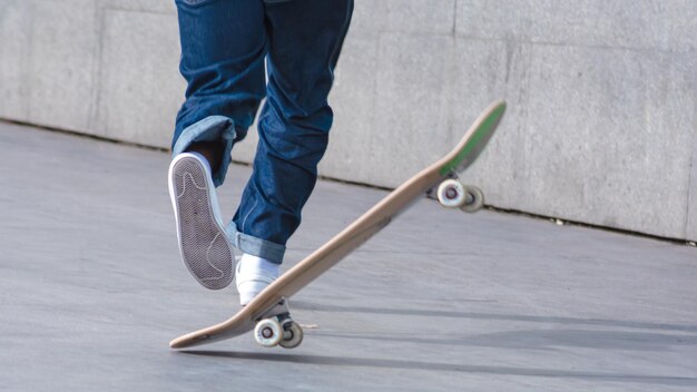 Foto seção baixa de uma pessoa patinando em um parque