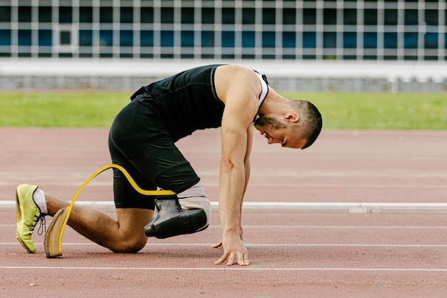 Seção baixa do homem exercitando-se no campo