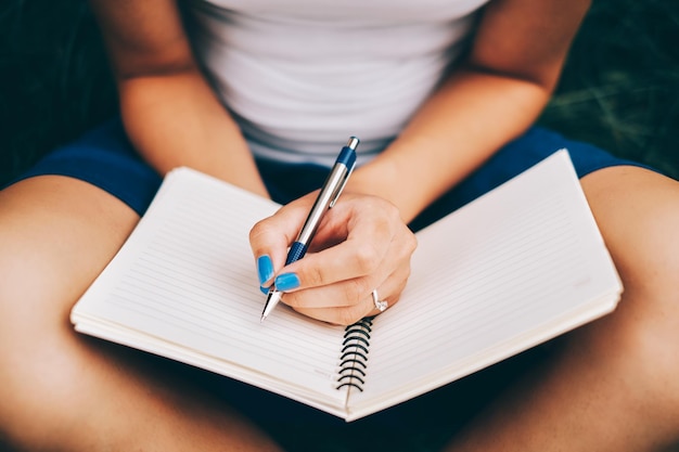 Seção central de uma mulher lendo um livro