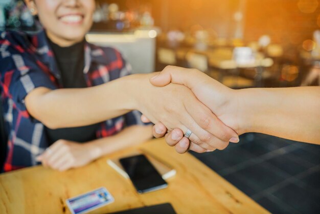 Foto seção do meio de mulheres de negócios apertando as mãos