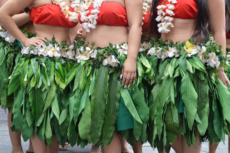 Foto seção do meio de mulheres vestindo roupas tradicionais