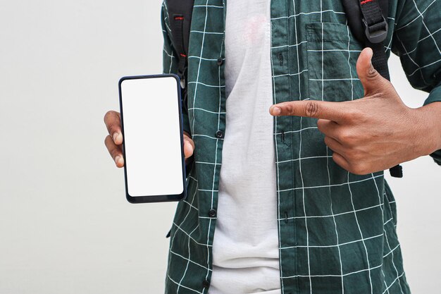 Seção do meio de um empresário usando um telefone móvel