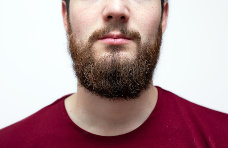 Foto seção do meio de um homem com barba