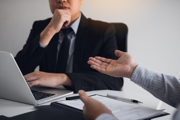 Seção do meio de um homem de negócios entrevistando um homem no escritório