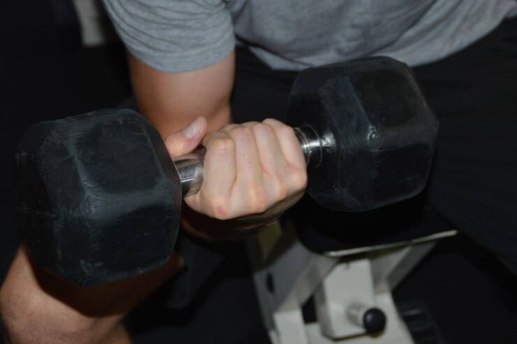 Foto seção do meio de um homem fazendo exercícios no ginásio