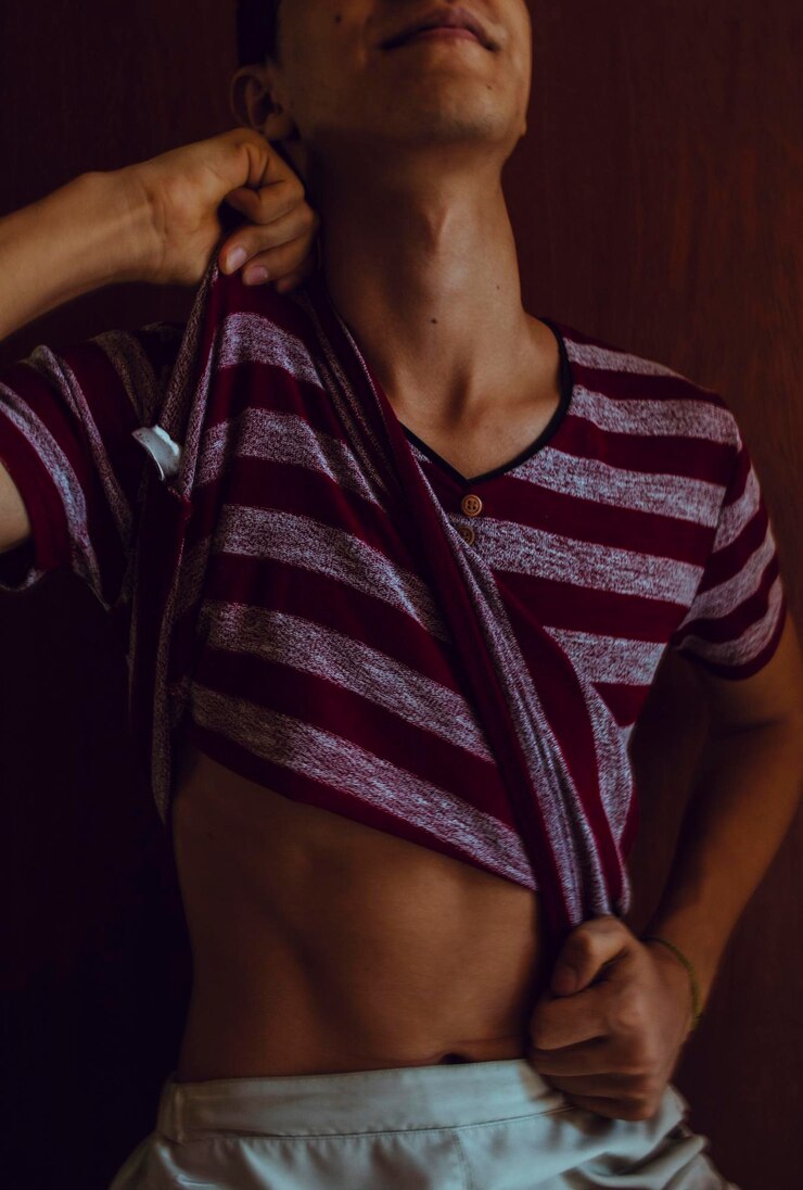 Foto seção do meio de um homem sem camisa