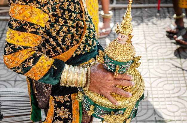 Seção do meio de um homem vestindo roupas tradicionais