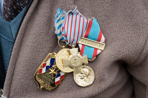 Foto seção do meio de um soldado masculino usando medalhas