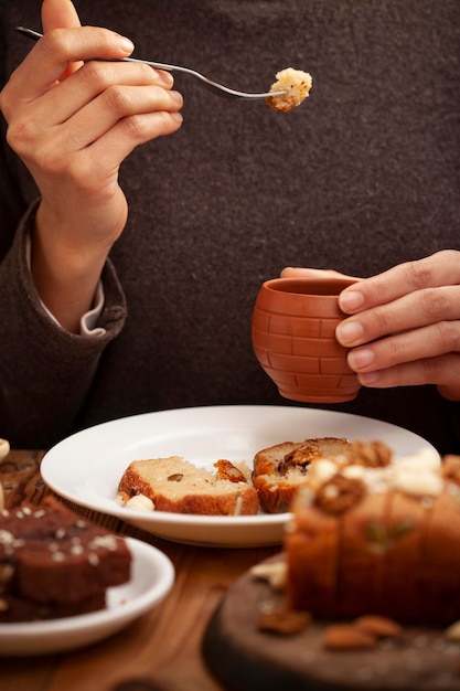 Seção do meio de uma mulher a tomar o pequeno-almoço