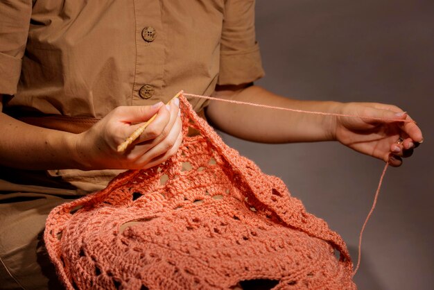 Seção do meio de uma mulher a tricotar em casa