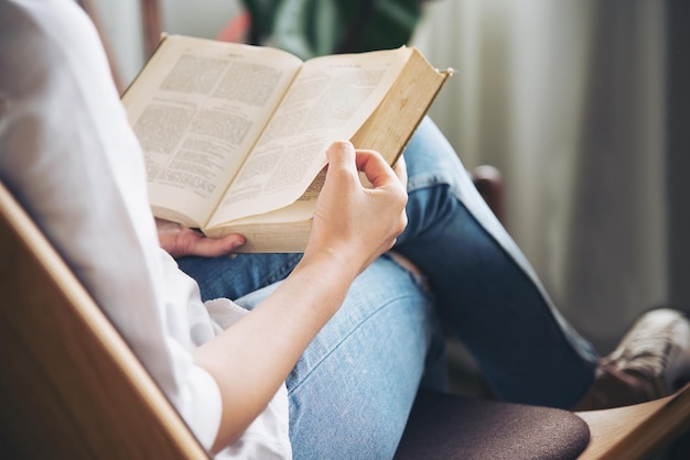 Seção do meio de uma mulher lendo um livro