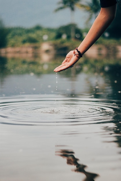 Foto seção do meio de uma mulher no lago durante a estação chuvosa