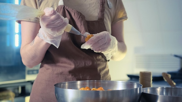 Seção do meio de uma mulher preparando comida em casa