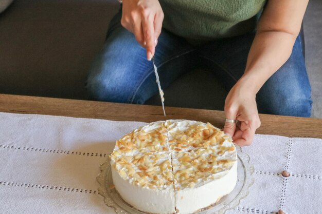 Foto seção do meio de uma mulher preparando comida