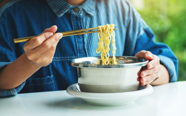 Foto seção do meio de uma mulher preparando comida