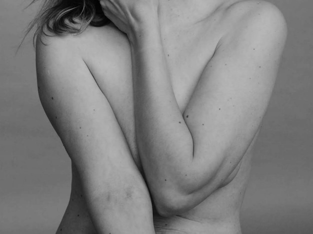 Foto seção do meio de uma mulher sem camisa