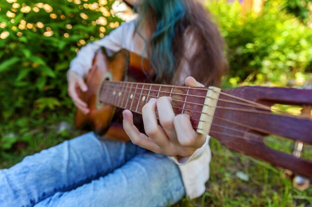 Seção do meio de uma mulher tocando guitarra