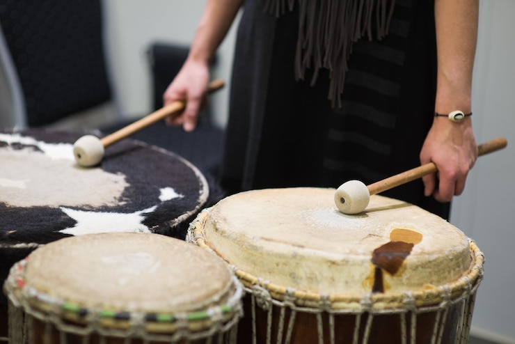 Foto seção do meio de uma mulher tocando o tambor
