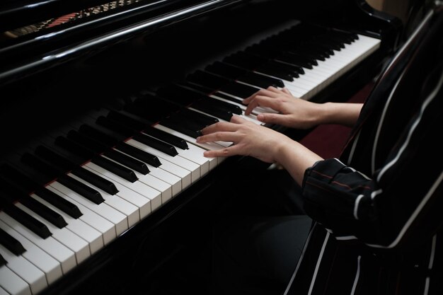 Foto seção do meio de uma mulher tocando piano