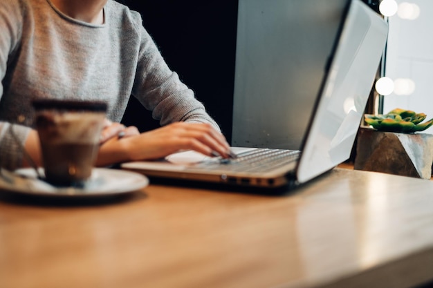 Seção do meio de uma mulher usando um laptop