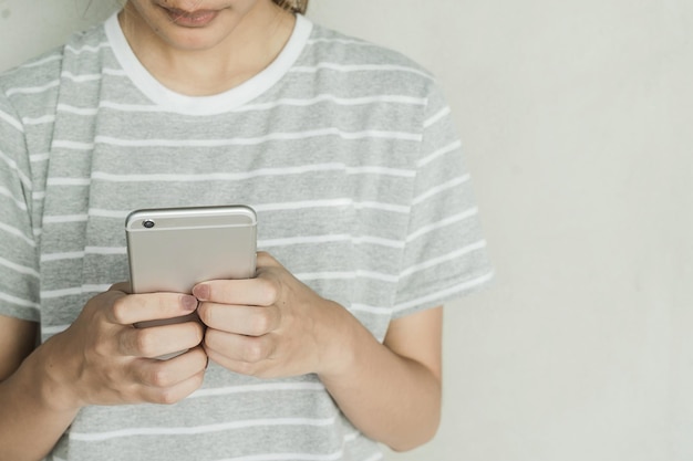 Seção do meio de uma mulher usando um telefone móvel