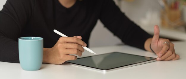 Seção do meio de uma mulher usando um telefone móvel