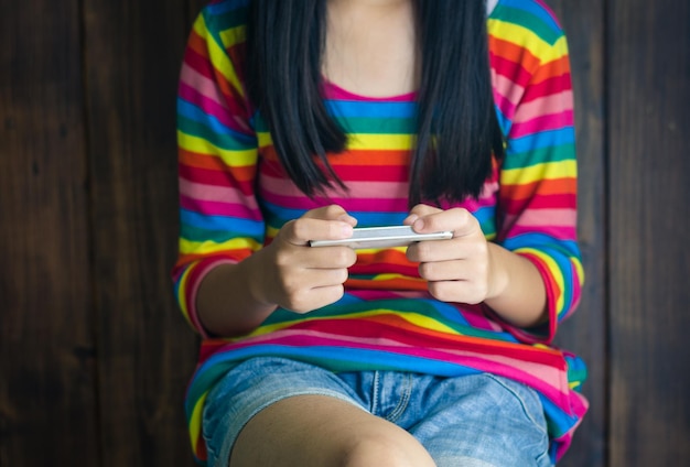 Seção do meio de uma mulher usando um telefone móvel