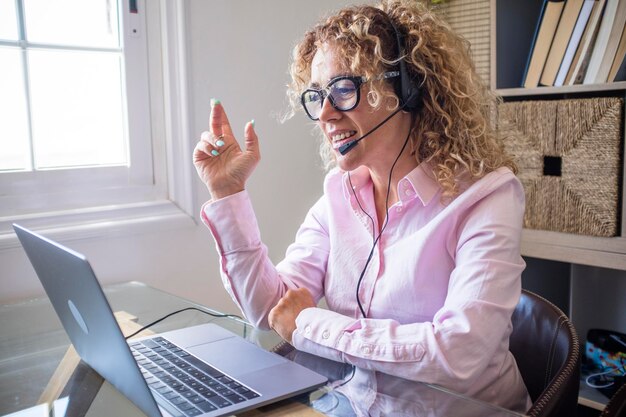 Seção do meio de uma mulher usando um telefone móvel