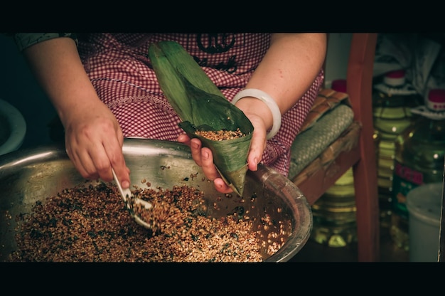 Seção do meio de uma mulher vendendo comida