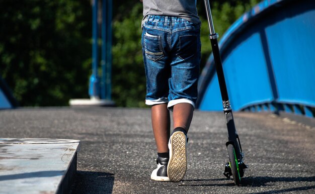 Foto seção inferior da criança em pé no skate