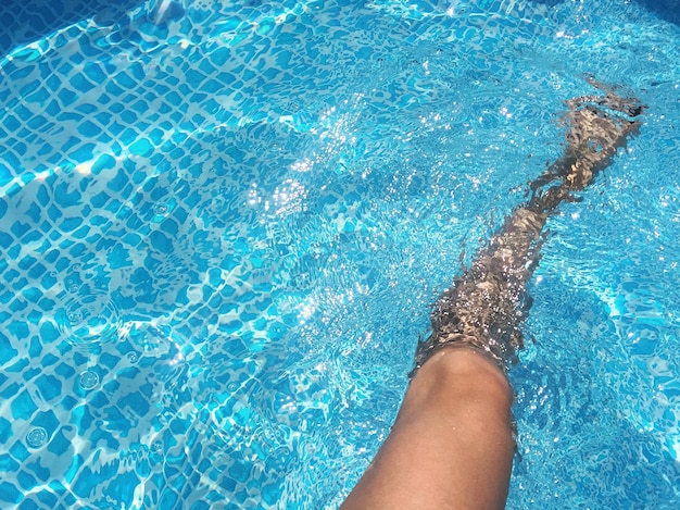 Seção inferior da mulher na piscina