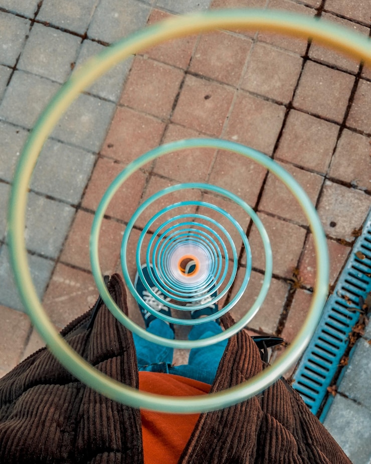 Foto seção inferior da pessoa com palha em espiral