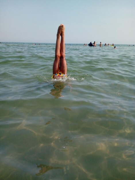 Foto seção inferior de um homem nadando no mar