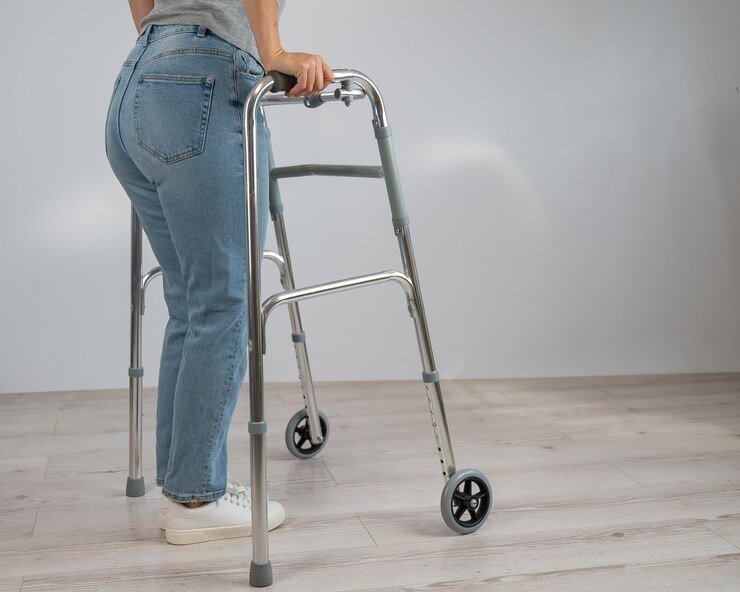 Foto seção inferior de um homem sentado em cadeira de rodas