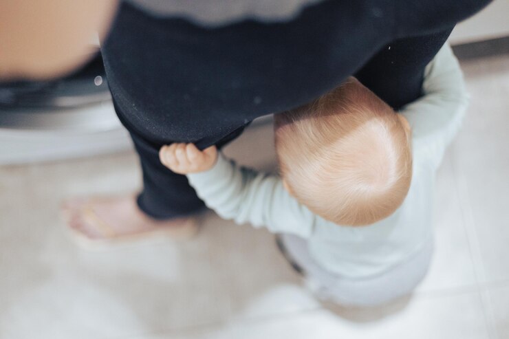 Foto seção inferior de uma mulher segurando um bebê