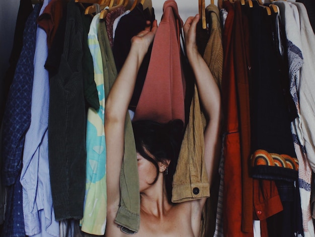 Seção inferior de uma mulher vestindo roupas tradicionais
