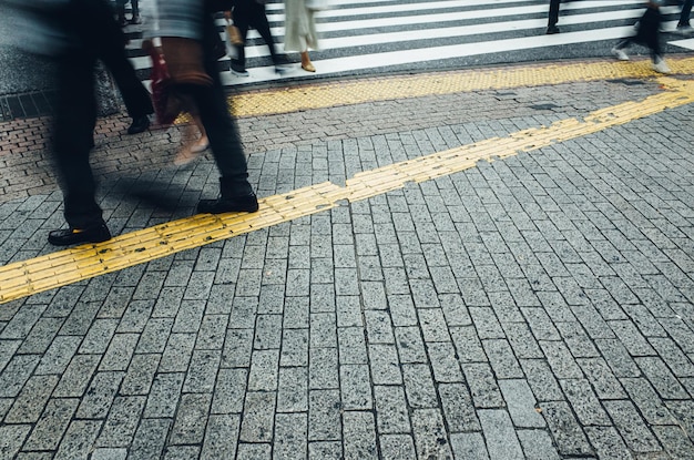 Foto seção inferior de uma pessoa a caminhar por uma calçada