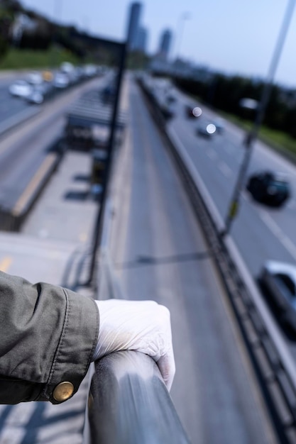 Foto seção inferior do homem no carro