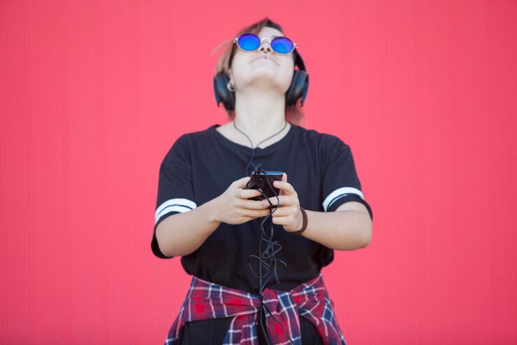 Foto seção inferior do homem segurando a câmera contra fundo vermelho