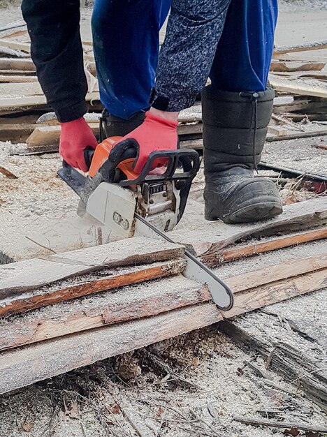 Seção inferior do homem trabalhando em um canteiro de obras