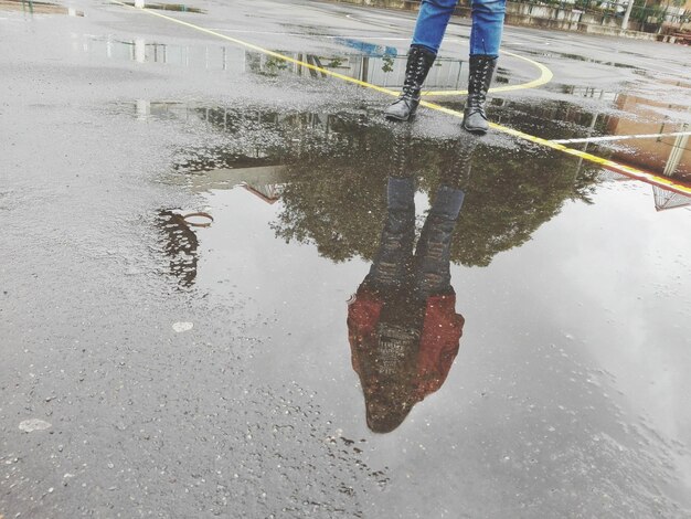 Foto seção inferior do homem trabalhando na poça