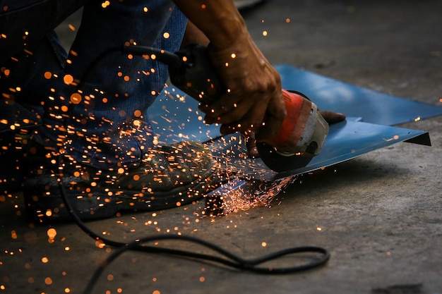 Foto seção inferior do trabalhador que corta metal