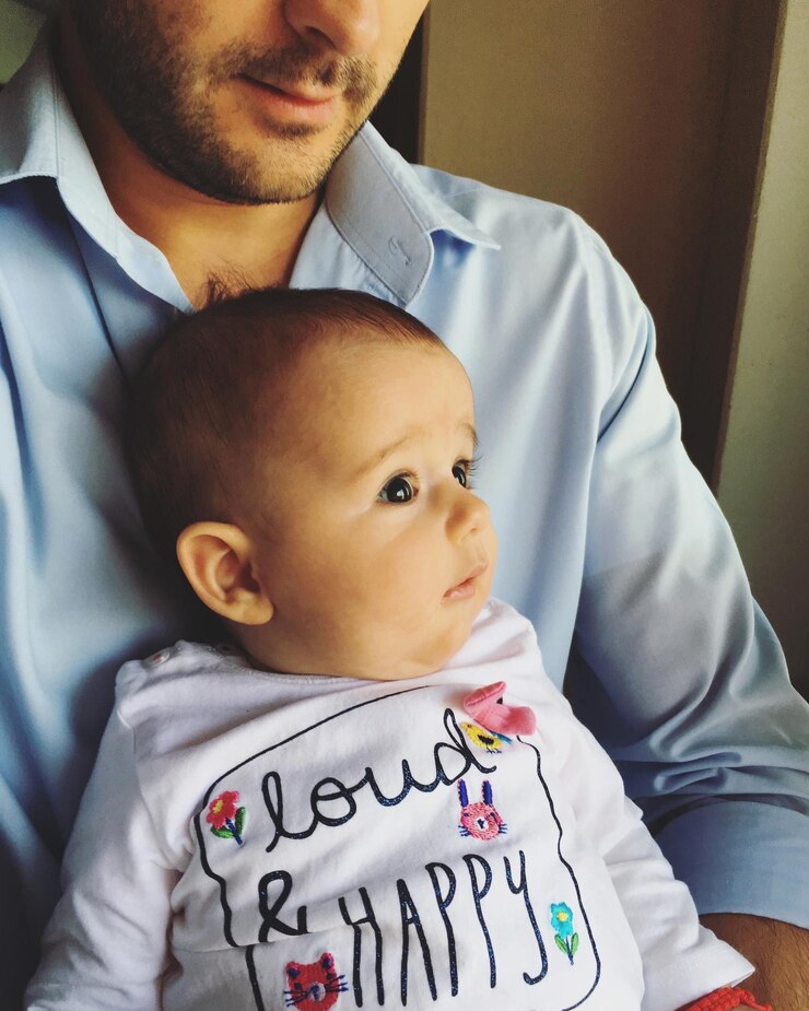 Foto seção média da filha com o pai