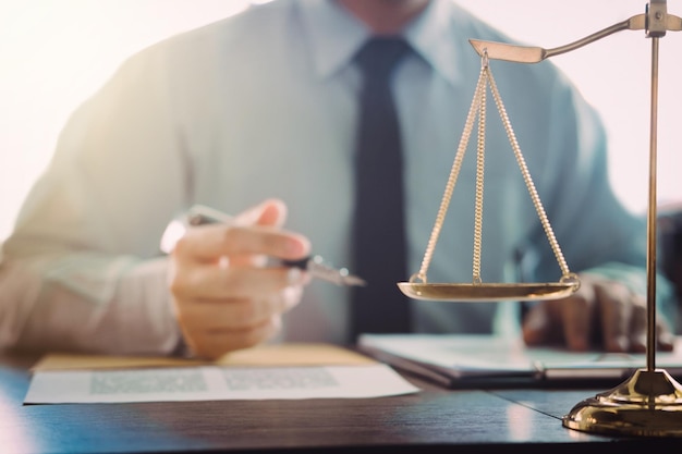Seção média de advogado a trabalhar à secretária no escritório