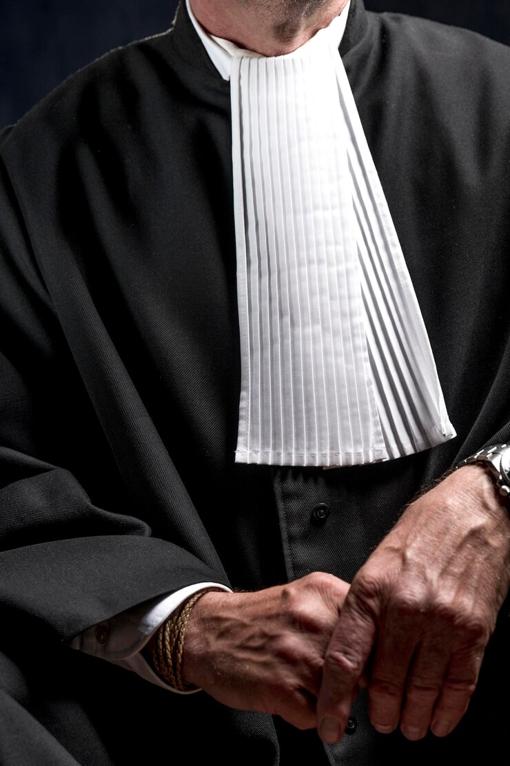 Foto seção média de advogado de pé contra fundo preto