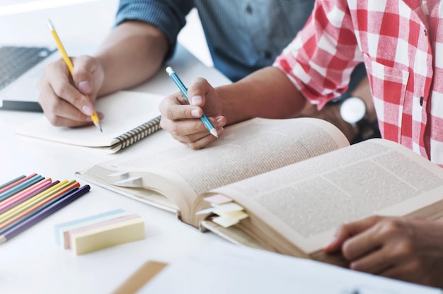 Seção média de alunos a estudar à mesa