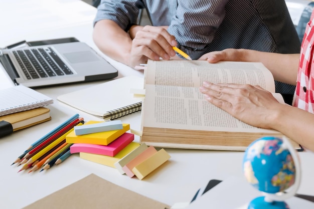 Seção média de amigos a estudar à mesa.