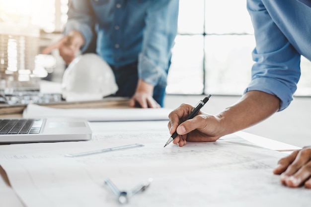 Foto seção média de arquitetos fazendo planos na mesa